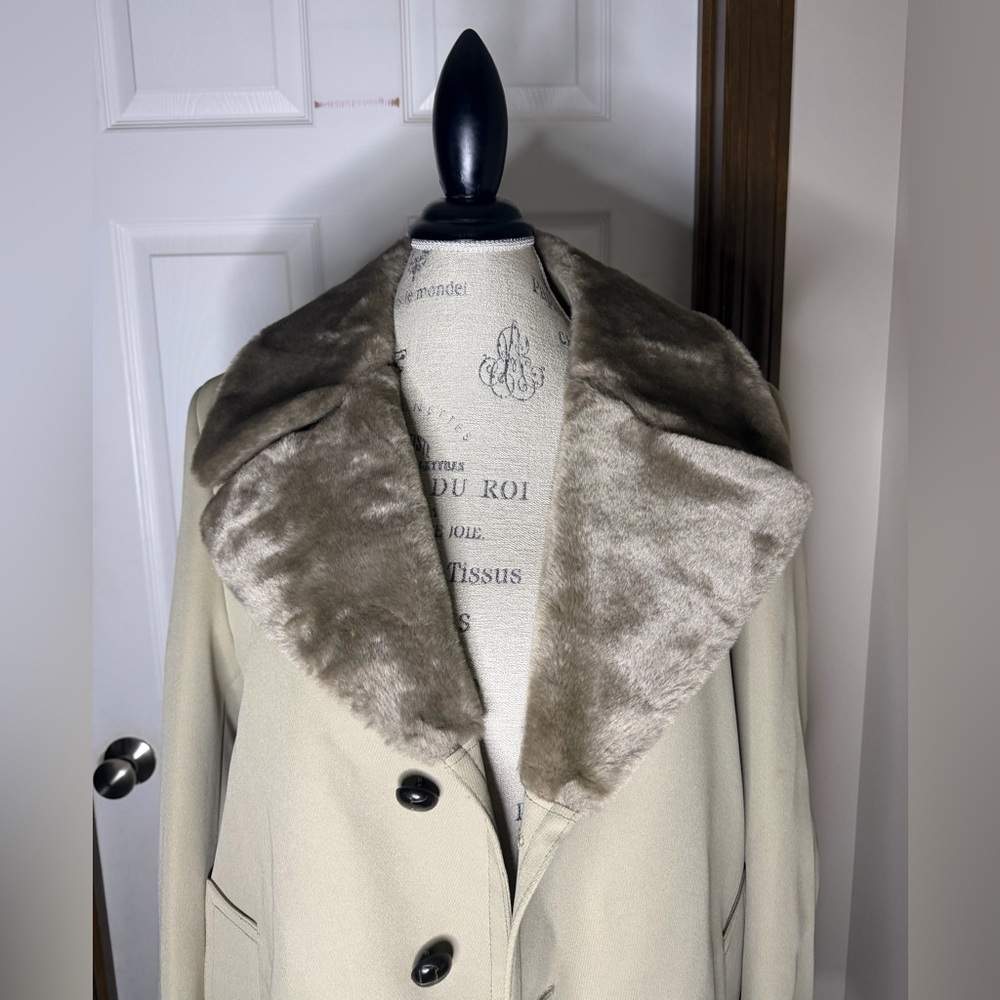 London Fog Cream Trench Coat with Faux Fur Collar - Picture 2 of 7